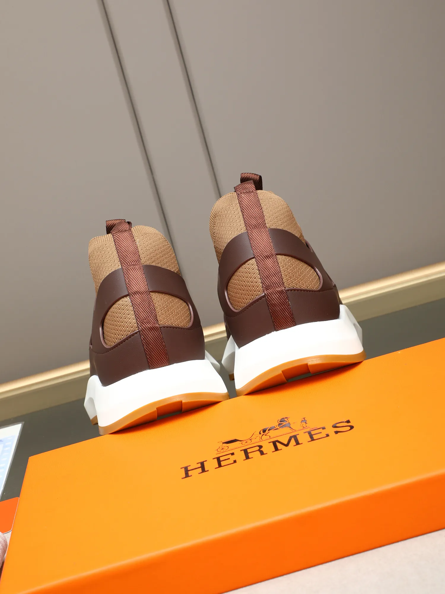 Men's shoes💰580 HERMES/Hermès men's rest sneakers! -High-end quality original casual sports shoes -Upper: high nappa calfskin, forging technology, knitted fabric, shoe brand webbing, injection molded brand logo -Inner: foot pad; water-dyed cowhide -Outsole: ultra-light TPU·rubber; two-color molded outsole -Ultra-high quality control·fine workmanship: highlighted (high-end·luxury·grade) Size: 38-39-40-41-42-43-44 (45 can be customized)